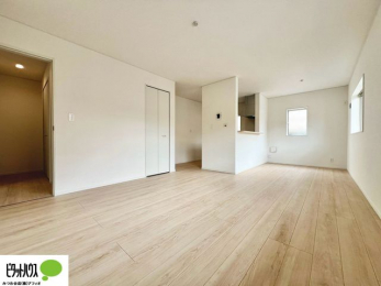 ���r���O�@���r���O�͉Ƒ��ōL�X�Ɖ߂�����17���B�L�b�`�����烊�r���O�����ʂ��āA���q����̗l�q���΂�����B