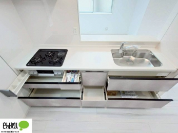 �L�b�`���@�R�����͊�����3���B�O�����@�\�t���œ����������\�Ȃ̂ŁA�����I�ɂ��������o���܂��B���ʂ̏��Ȃ��f�U�C���Ȃ̂ŁA���������y�X�B