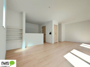 ���r���O�@���R�����������ޒg���ȃ��r���O�B��������ɂ͓Ǐ��₨���Q�ł����Ȃ���̂�т�Ɖ߂����ЂƎ����B