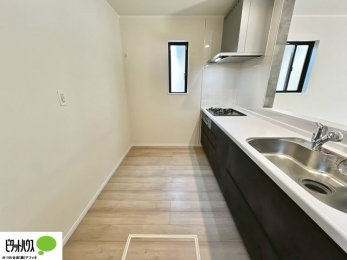 �L�b�`���@�{�H��ʐ^�@�V�z�Ȃ�ł͂̃s�J�s�J�̃L�b�`���͖����̂��������y�������Ă���܂��ˁB