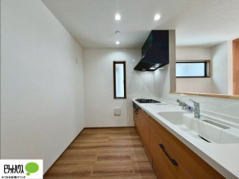�L�b�`���@�{�H��ʐ^�F�l�C�̃J�E���^�[�L�b�`������́A���r���O�ɂ��邲�Ƒ��̗l�q���f���܂�