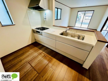 �L�b�`���@�{�H��ʐ^�@�l�C�̃J�E���^�[�L�b�`������́A���r���O�ɂ��邲�Ƒ��̗l�q���f���܂�