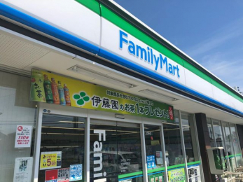 ���ӊ��@�t�@�~���[�}�[�g��t�ᏼ���X �k��7���B 560m