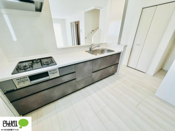 �L�b�`���@�{�H��ʐ^�@�V�z�Ȃ�ł͂̃s�J�s�J�̃L�b�`���͖����̂��������y�������Ă���܂��ˁB