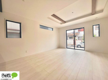 ���̑��@�傫�ȑ��̂��郊�r���O�͖��邭�A���ʂ����ǂ��A�Ƒ��݂�Ȃ̏΂����������n��܂�