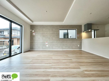 ���̑��@���r���O�͉Ƒ��ōL�X�Ɖ߂�����19.7���B�L�b�`�����烊�r���O�����ʂ��āA���q����̗l�q���΂�����B
