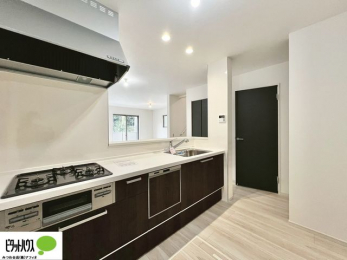 �L�b�`���@�{�H��ʐ^�@�V�z�Ȃ�ł͂̃s�J�s�J�̃L�b�`���͖����̂��������y�������Ă���܂��ˁB
